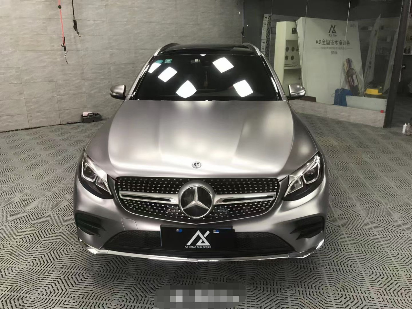 膜呗改色案例:奔驰glc全车换色金属钛银灰 演绎绅士的魅力