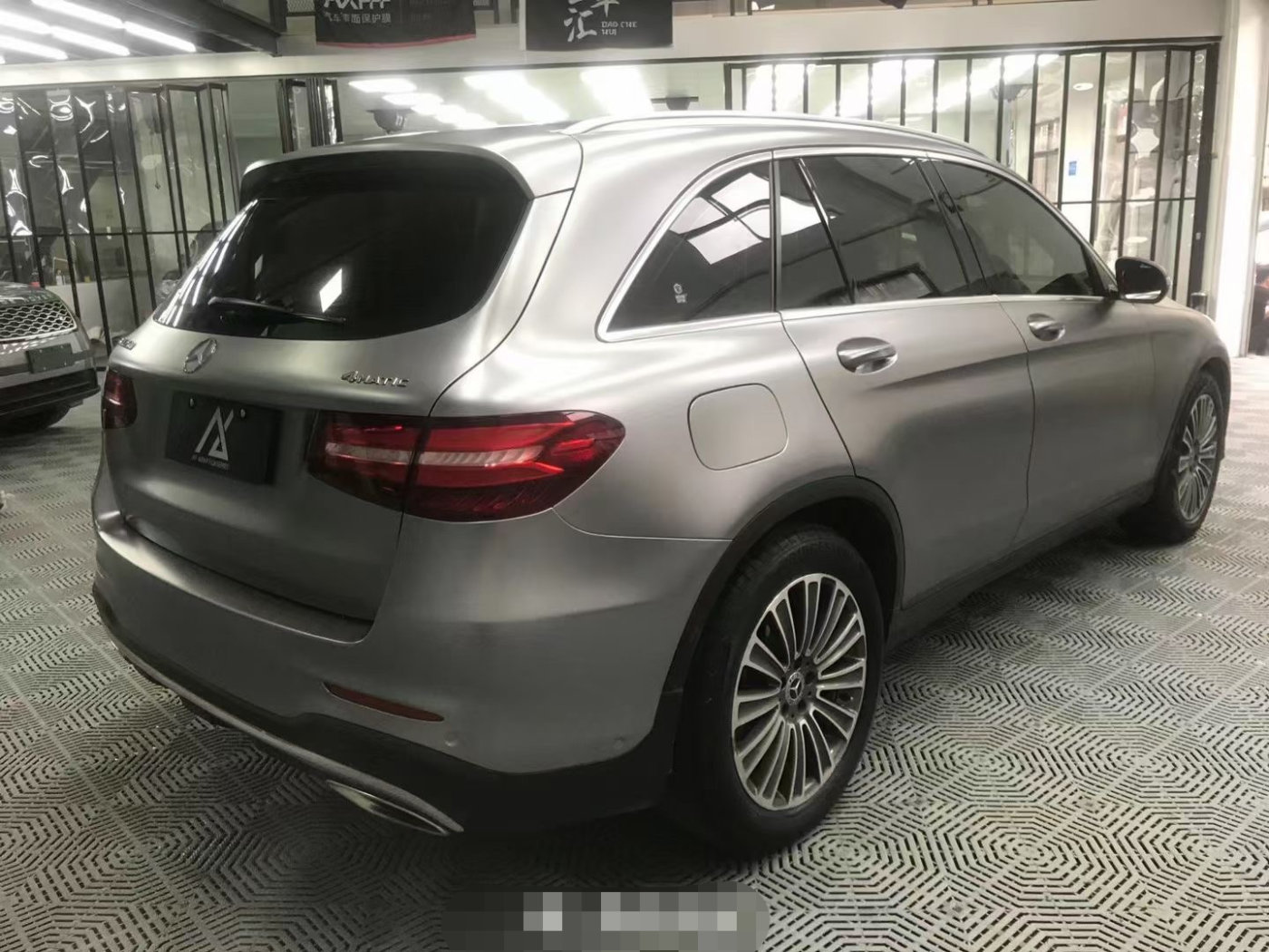 膜呗改色案例:奔驰glc全车换色金属钛银灰 演绎绅士的魅力