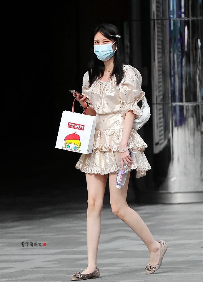 街拍:浅口平底鞋美女,穿出浓浓轻熟风__财经头条