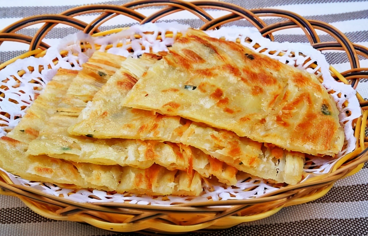 葱油饼怎么做?教你一个小技巧,香酥可口!