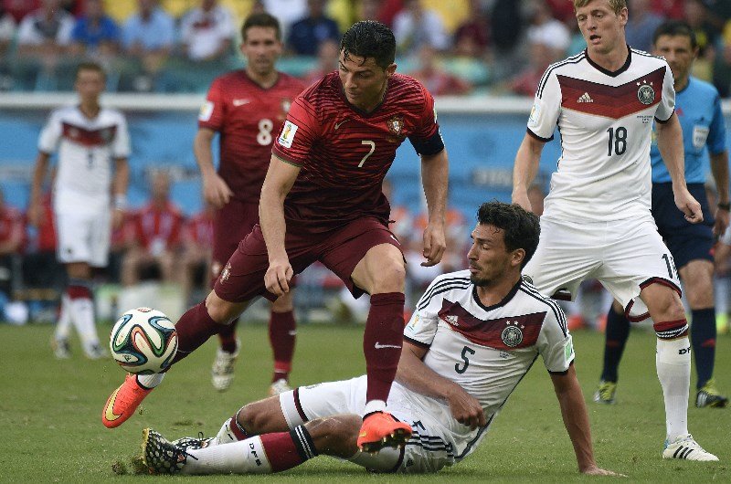 欧洲杯的葡萄牙与德国被误判-攻守宣传图片弄反?