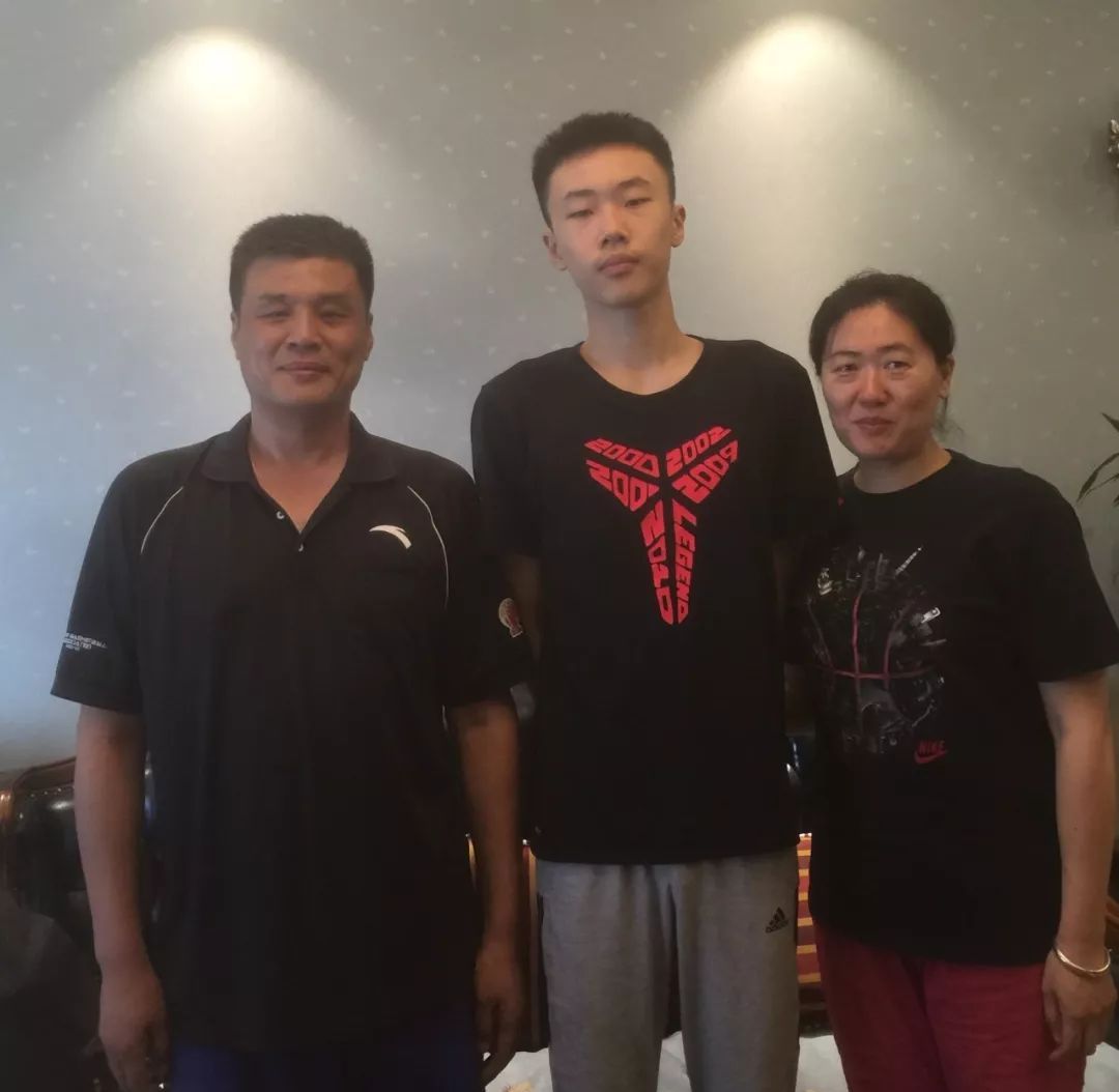 山东男篮找到巩晓彬最佳接班人,14岁身高2米,出身篮球世家休闲区蓝鸢梦想 - Www.slyday.coM 山东男篮找到巩晓彬最佳接班人,14岁身高2米,出身篮球世家休闲区蓝鸢梦想 - Www.slyday.coM