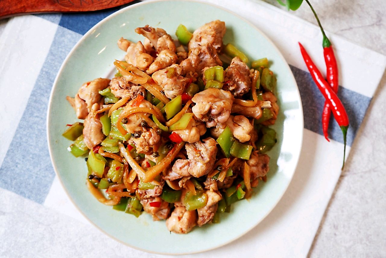 兔兔那么可爱,那就来一道仔姜炒兔肉吧,简单容易,开胃下饭