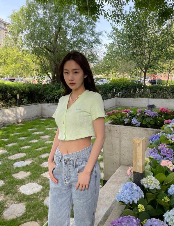 刘美含才是宝藏女孩小白裙腰间设计吸睛黑魔仙成靓丽女神