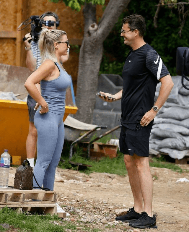 女星比莉法尔斯现身户外拍戏网友她有着不俗的吸引力