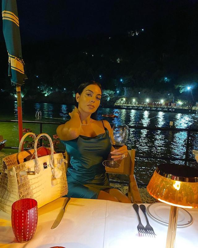 C罗和女友外出，未婚妻身材不输卡戴珊，身穿礼服太抢眼休闲区蓝鸢梦想 - Www.slyday.coM