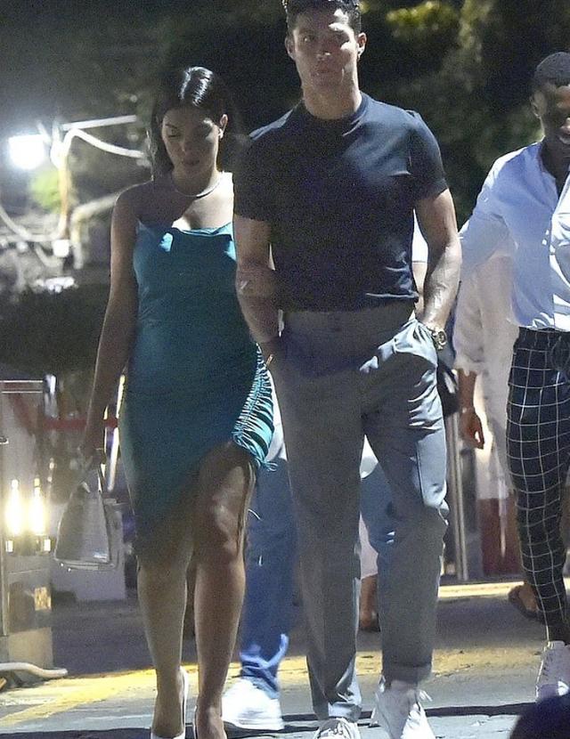 C罗和女友外出，未婚妻身材不输卡戴珊，身穿礼服太抢眼休闲区蓝鸢梦想 - Www.slyday.coM