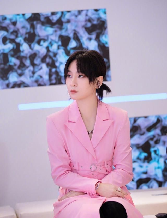 周笔畅终于有女人味了虽然穿上了粉色但看着挺有少女感的