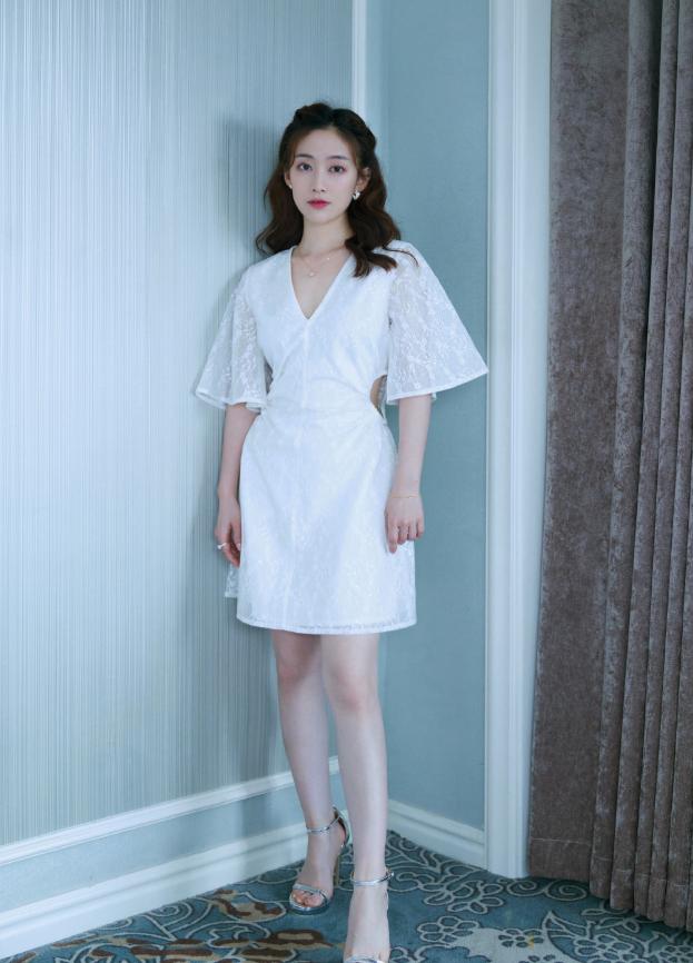 刘美含才是宝藏女孩小白裙腰间设计吸睛黑魔仙成靓丽女神