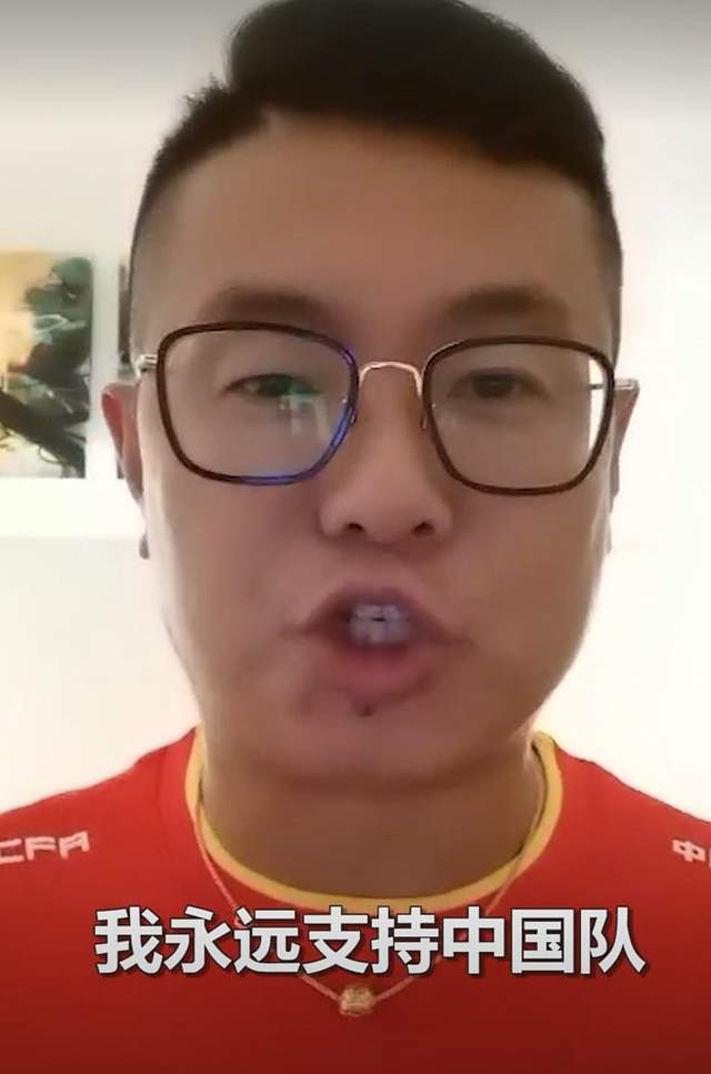 国足回国唯一球迷还滞留阿联酋磊子母亲说以后永远不理我了