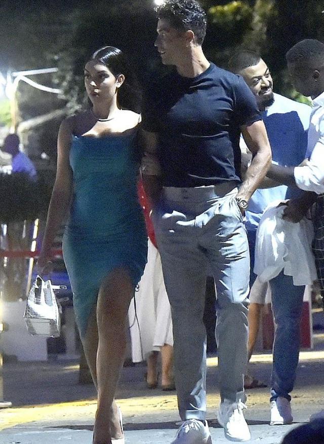 C罗和女友外出，未婚妻身材不输卡戴珊，身穿礼服太抢眼休闲区蓝鸢梦想 - Www.slyday.coM