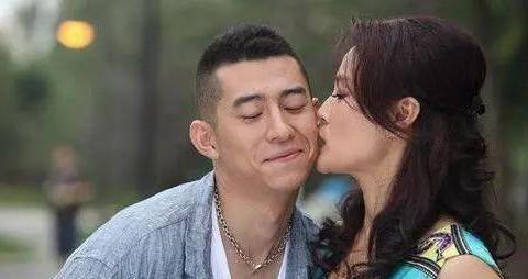 姐弟恋的婚姻,是什么样的感觉?3个中年女人说了真实感受|姐弟恋|女性|年纪_新浪新闻