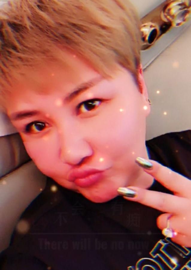 郭德纲老婆王惠晒旧照未发福前穿龙袍秀身材钻戒好抢镜