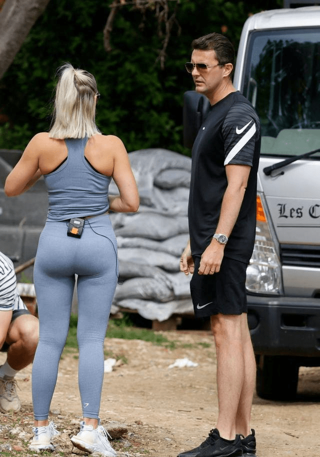 女星比莉法尔斯现身户外拍戏网友她有着不俗的吸引力