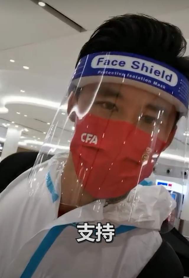 国足回国唯一球迷还滞留阿联酋磊子母亲说以后永远不理我了