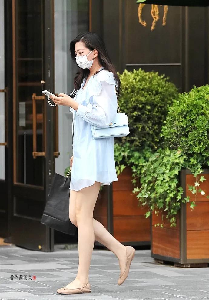街拍:浅口平底鞋美女,穿出浓浓轻熟风__财经头条