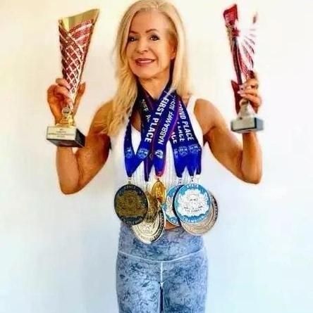 64岁奶奶爱健身,身材不输20岁的小姑娘,健身的"魔力"难以想象