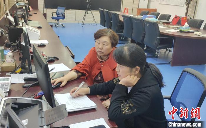 图为朱宇蓉(右)和同事研究气象数据。(资料图) 受访者供图