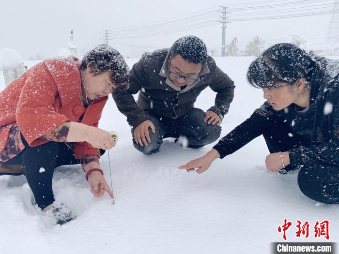 图为朱宇蓉(右)和同事冒雪测量雪深。(资料图) 受访者供图