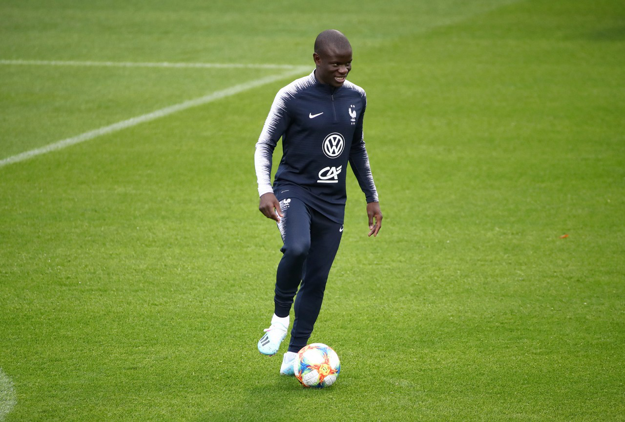 坎特本场数据:4次铲抢并列最多,4次拦截最多,4次长传全部成功