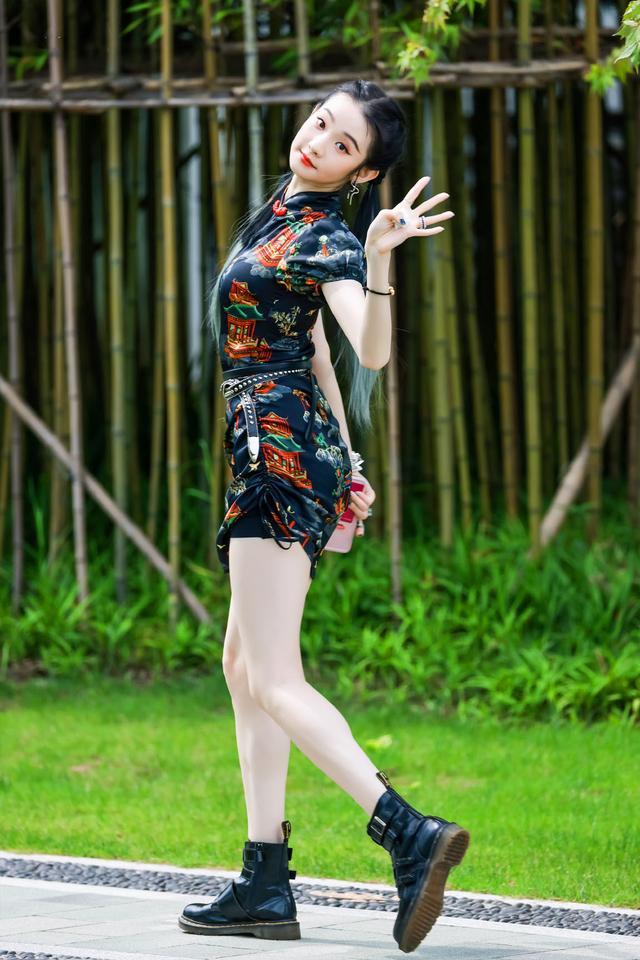 张艺凡追求美却不舍得破费穿75块的旗袍出镜效果显瘦又显腿长