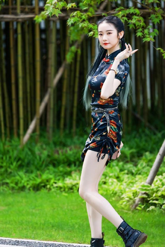 张艺凡追求美却不舍得破费穿75块的旗袍出镜效果显瘦又显腿长