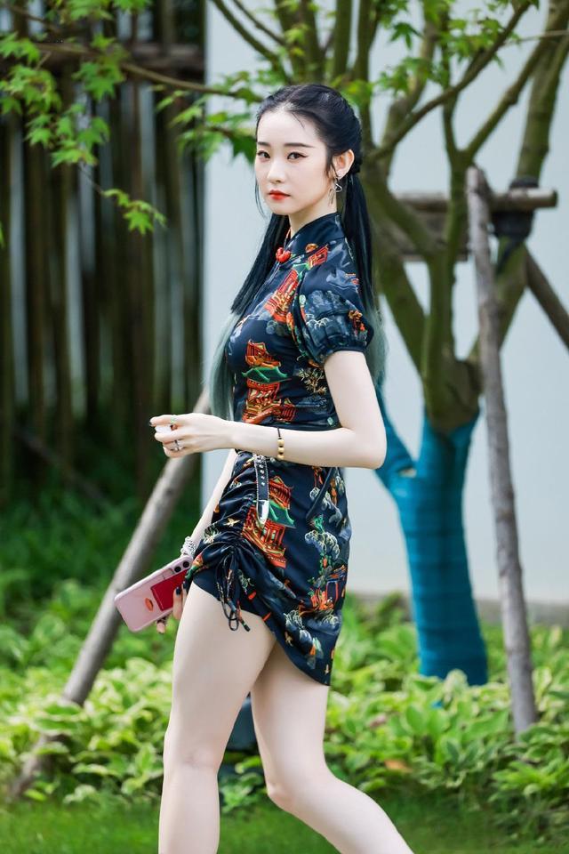 张艺凡追求美却不舍得破费穿75块的旗袍出镜效果显瘦又显腿长