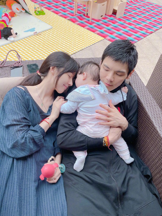 向佐晒全家福庆祝自己的第一个父亲节,郭碧婷久违复工状态好休闲区蓝鸢梦想 - Www.slyday.coM 向佐晒全家福庆祝自己的第一个父亲节,郭碧婷久违复工状态好休闲区蓝鸢梦想 - Www.slyday.coM