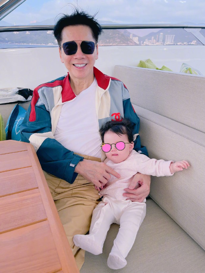 向佐晒全家福庆祝自己的第一个父亲节,郭碧婷久违复工状态好休闲区蓝鸢梦想 - Www.slyday.coM 向佐晒全家福庆祝自己的第一个父亲节,郭碧婷久违复工状态好休闲区蓝鸢梦想 - Www.slyday.coM