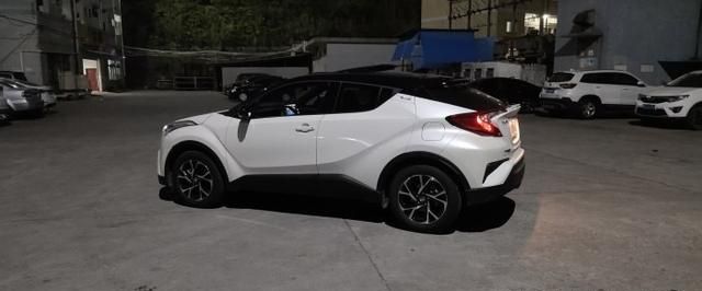 双色的丰田c-hr就是街上最靓的仔,回头率也高