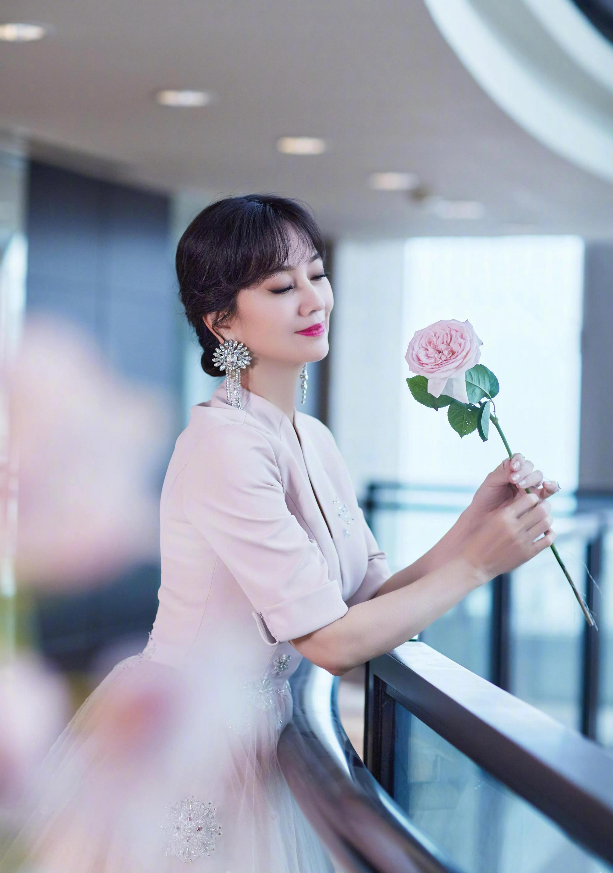 66岁赵雅芝穿粉色礼服手持玫瑰这才是仙女本人吧气质真绝