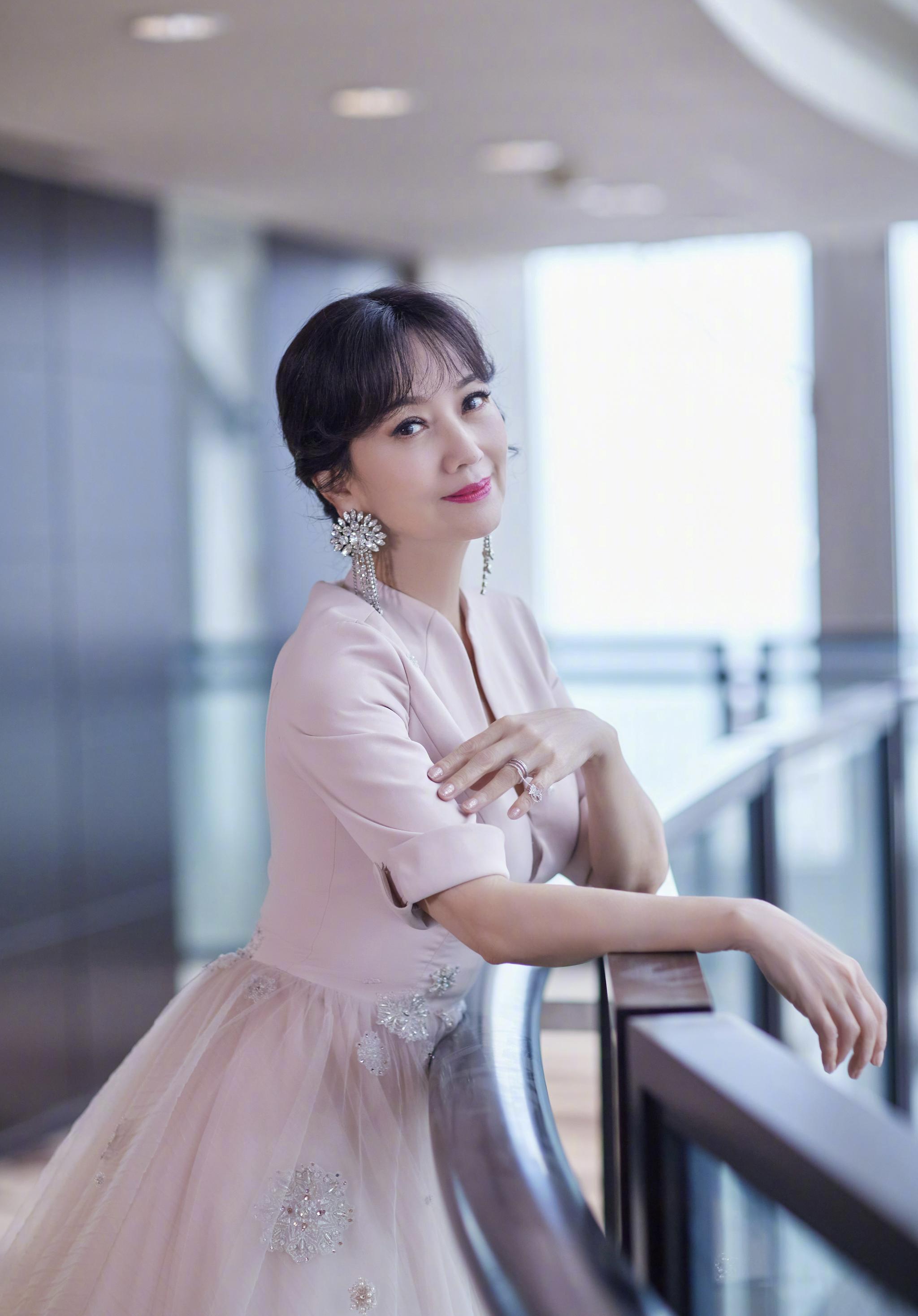 66岁赵雅芝穿粉色礼服手持玫瑰这才是仙女本人吧气质真绝