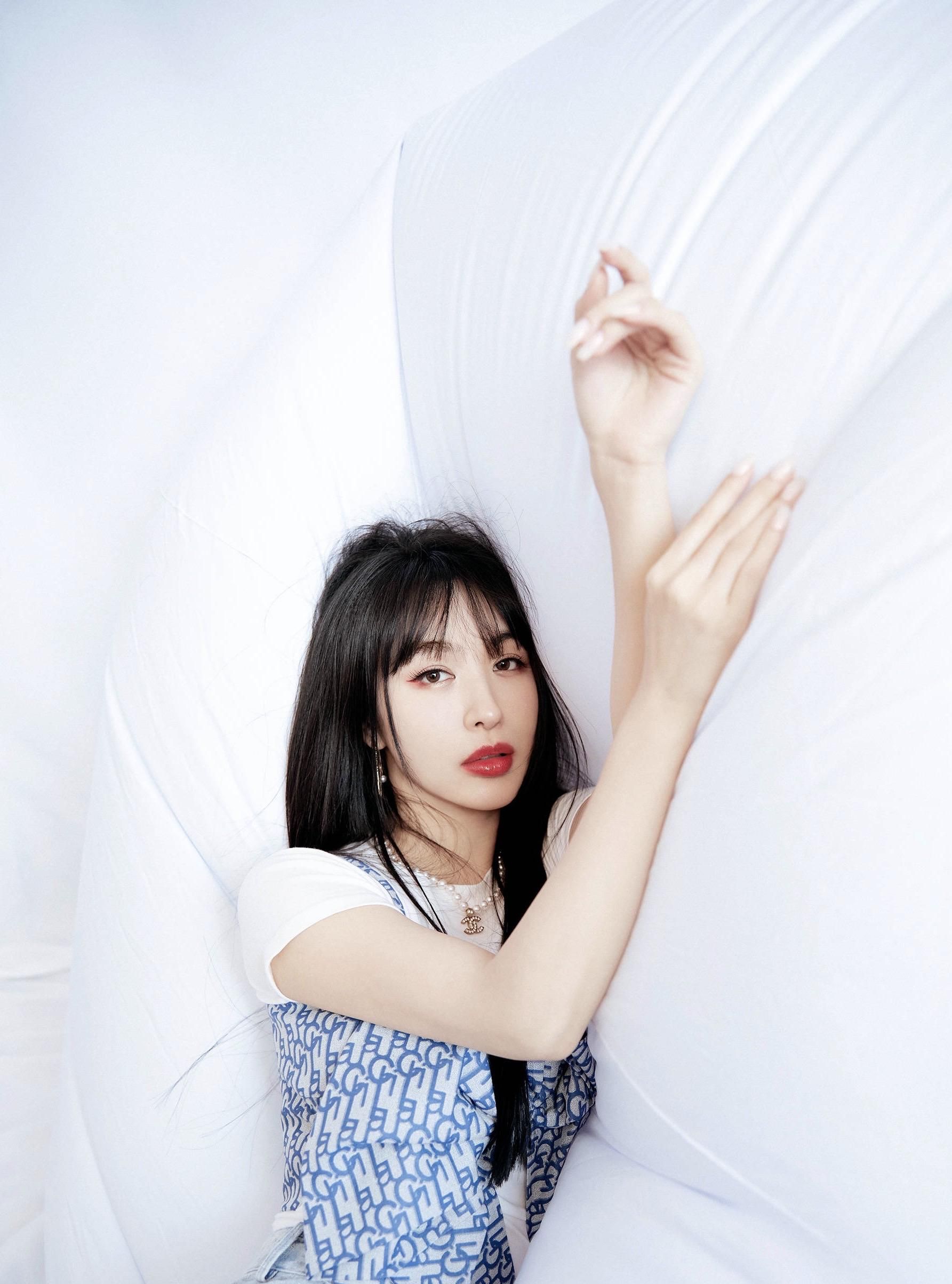 李菲儿最新机场照,黑色t恤配红色格纹短裙身材苗条,筷子腿显眼