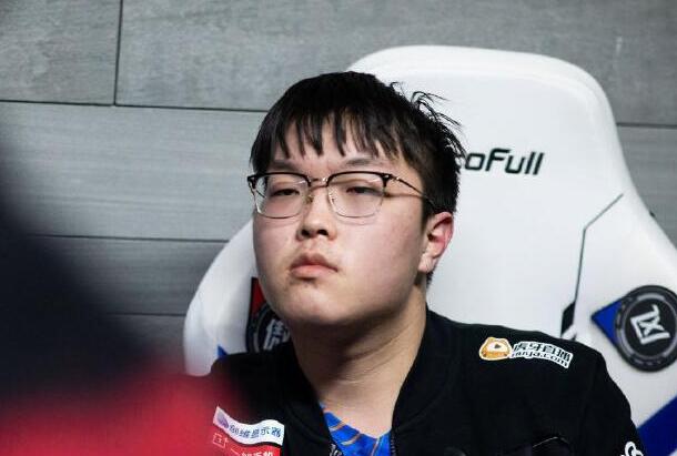 阿bin参加电竞吐槽大会,全程面无表情,却怼得姿态强颜欢笑