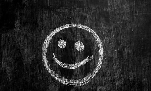 是个名词,其为可数名词,它的意思是"黑板",其复数形式为blackboards