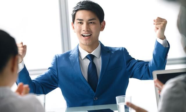 面试官:“早”加一笔是什么字?博士答不上来,学渣机智对答录用休闲区蓝鸢梦想 - Www.slyday.coM 面试官:“早”加一笔是什么字?博士答不上来,学渣机智对答录用休闲区蓝鸢梦想 - Www.slyday.coM