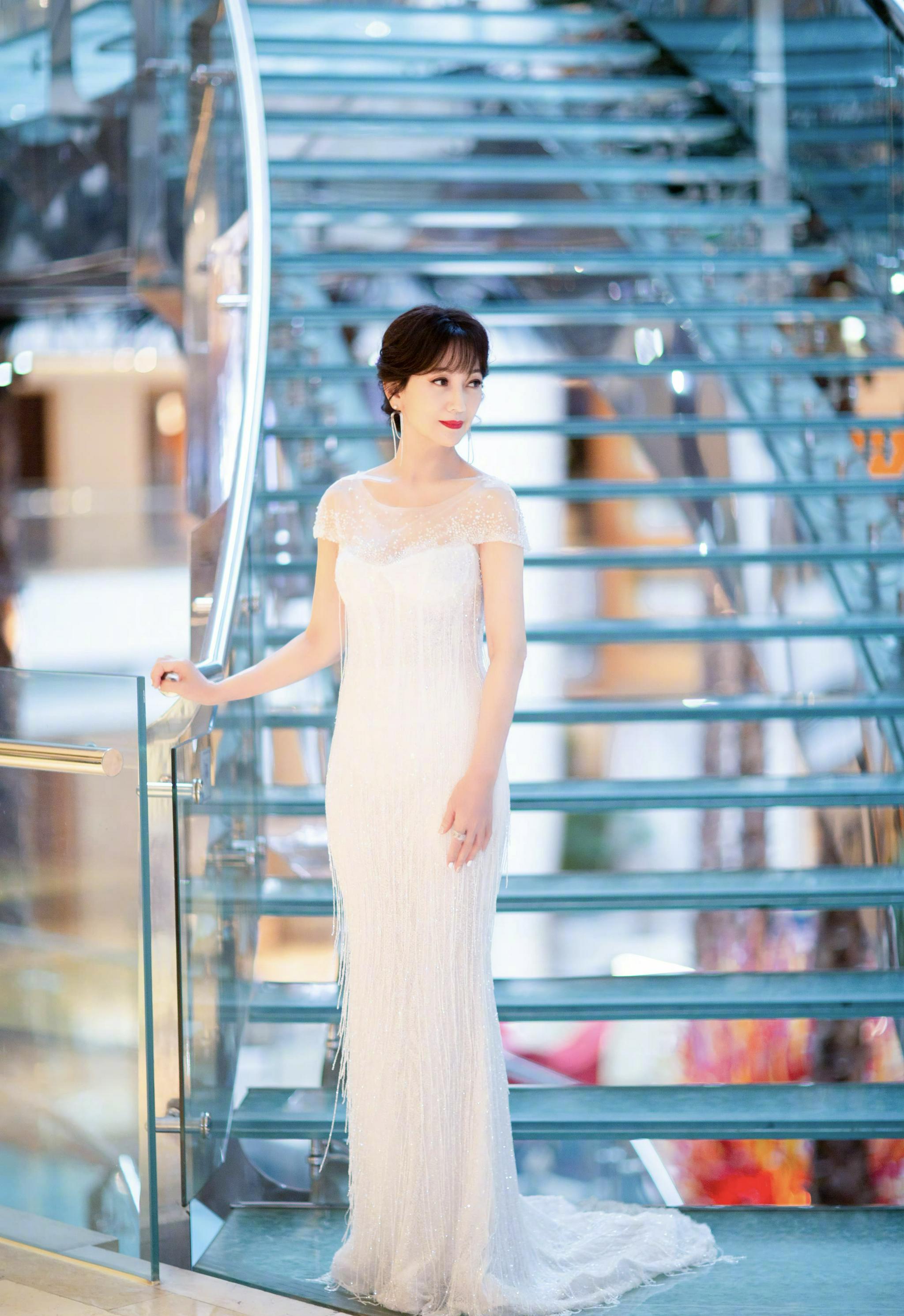 66岁赵雅芝穿粉色礼服手持玫瑰这才是仙女本人吧气质真绝