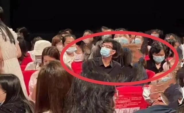 肖战表演结束后,眼含泪花望向父母,爸爸在人群中一眼就能认出休闲区蓝鸢梦想 - Www.slyday.coM 肖战表演结束后,眼含泪花望向父母,爸爸在人群中一眼就能认出休闲区蓝鸢梦想 - Www.slyday.coM