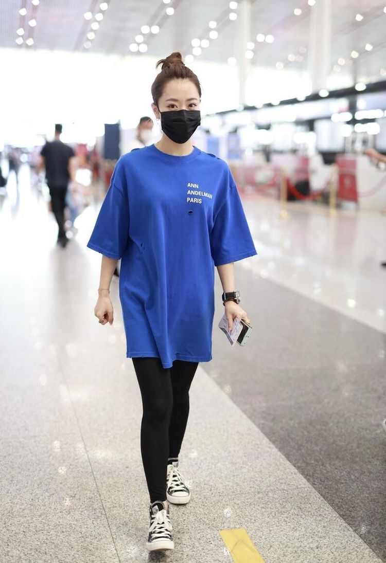 白冰真"嫩",蓝色t恤搭配黑色修身长裤随性潇洒,看着像00后