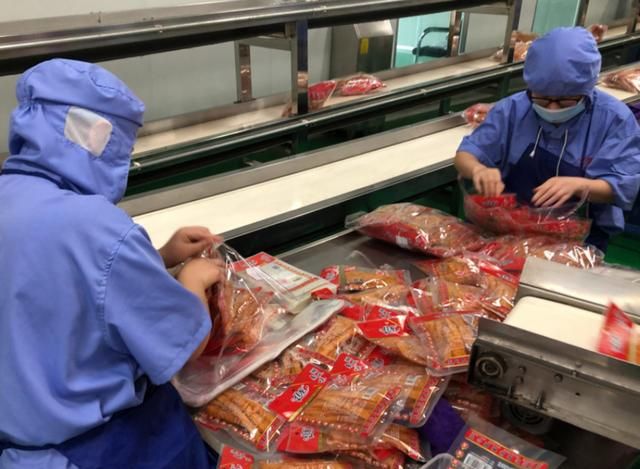 "辣条"制作过程曝光!网友看后开始反思:网上传的都是假的?