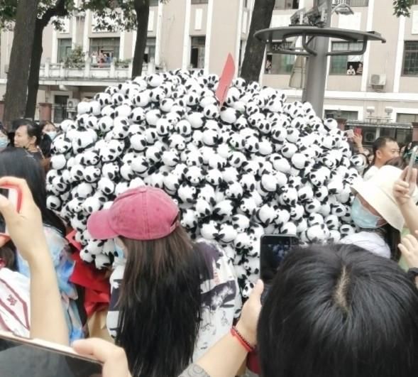 肖战表演结束后,眼含泪花望向父母,爸爸在人群中一眼就能认出休闲区蓝鸢梦想 - Www.slyday.coM 肖战表演结束后,眼含泪花望向父母,爸爸在人群中一眼就能认出休闲区蓝鸢梦想 - Www.slyday.coM