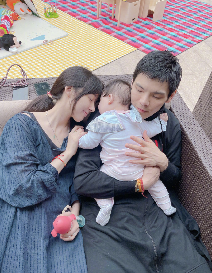 向佐父亲节晒全家福,祖孙三代温馨互动,Cora天生爱笑情商高休闲区蓝鸢梦想 - Www.slyday.coM 向佐父亲节晒全家福,祖孙三代温馨互动,Cora天生爱笑情商高休闲区蓝鸢梦想 - Www.slyday.coM