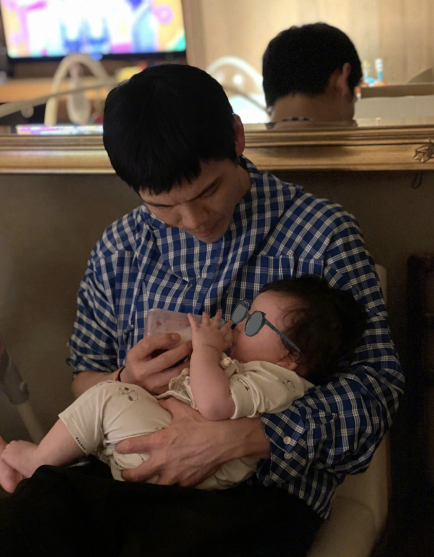 向佐父亲节晒全家福,祖孙三代温馨互动,Cora天生爱笑情商高休闲区蓝鸢梦想 - Www.slyday.coM 向佐父亲节晒全家福,祖孙三代温馨互动,Cora天生爱笑情商高休闲区蓝鸢梦想 - Www.slyday.coM