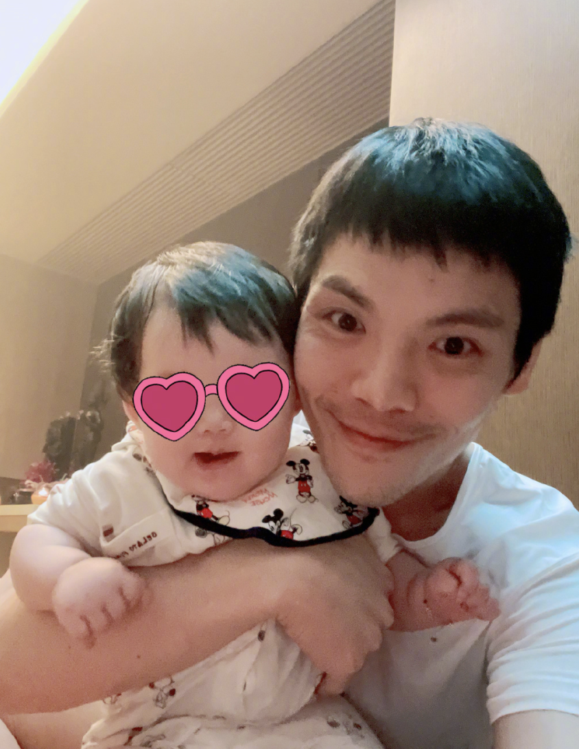 向佐父亲节晒全家福,祖孙三代温馨互动,Cora天生爱笑情商高休闲区蓝鸢梦想 - Www.slyday.coM 向佐父亲节晒全家福,祖孙三代温馨互动,Cora天生爱笑情商高休闲区蓝鸢梦想 - Www.slyday.coM