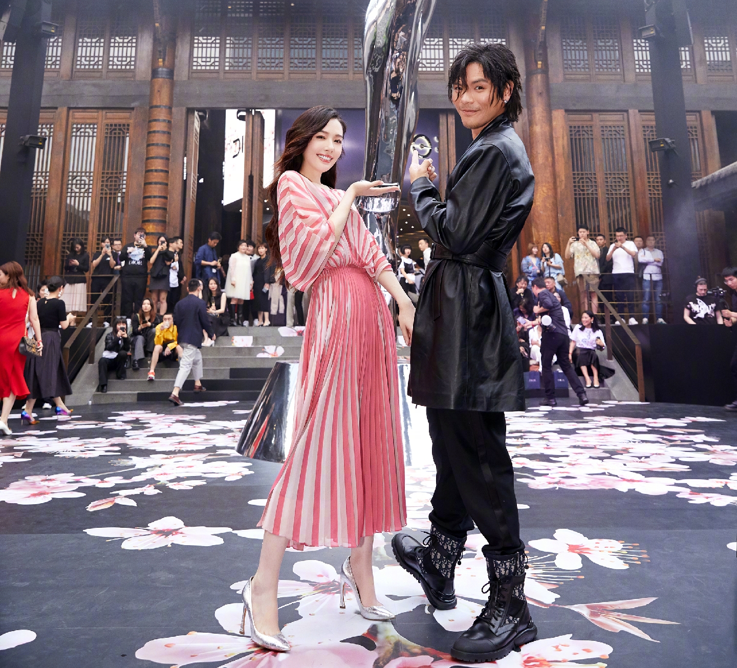 向佐父亲节晒全家福,祖孙三代温馨互动,Cora天生爱笑情商高休闲区蓝鸢梦想 - Www.slyday.coM 向佐父亲节晒全家福,祖孙三代温馨互动,Cora天生爱笑情商高休闲区蓝鸢梦想 - Www.slyday.coM