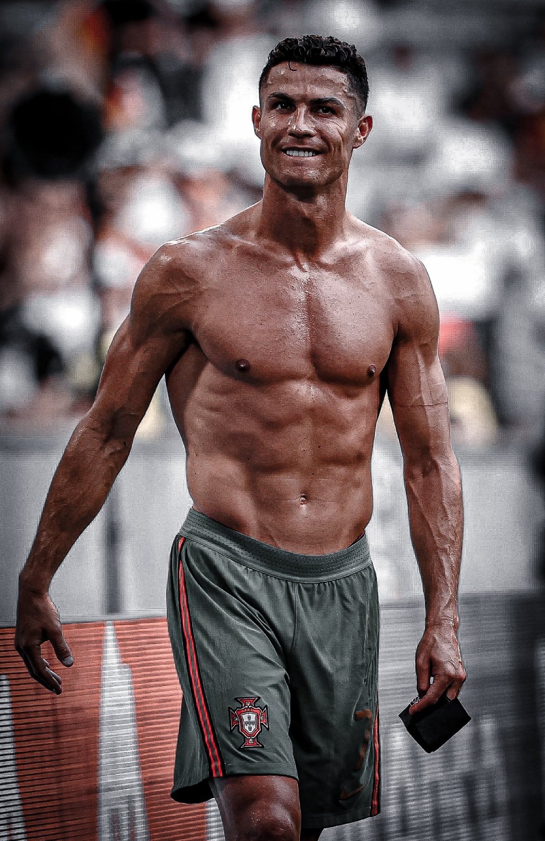 C罗在欧洲杯上秀肌肉！从18岁的小小罗到如今36岁，身材始终健硕休闲区蓝鸢梦想 - Www.slyday.coM