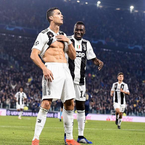 C罗在欧洲杯上秀肌肉！从18岁的小小罗到如今36岁，身材始终健硕休闲区蓝鸢梦想 - Www.slyday.coM