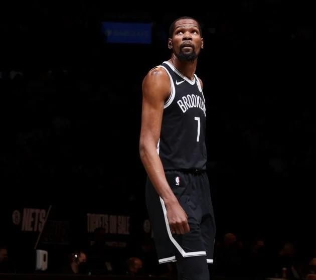 篮网队史第一人!杜兰特跟腱断裂仍疯狂,连续12场20 超越卡特