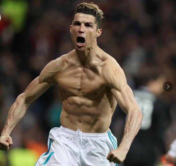 C罗在欧洲杯上秀肌肉！从18岁的小小罗到如今36岁，身材始终健硕休闲区蓝鸢梦想 - Www.slyday.coM