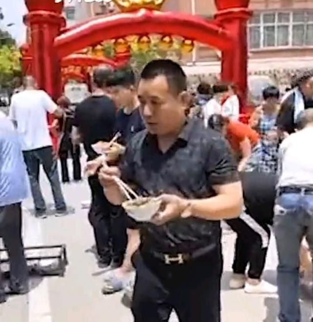 新人结婚不摆宴席请宾客吃面,亲友拿碗筷自己盛面站路边吃休闲区蓝鸢梦想 - Www.slyday.coM